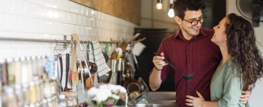 Çift birlikte yemek