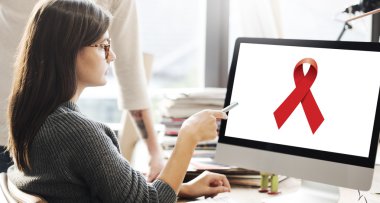 kurdele ile monitörde gösterilen kadın