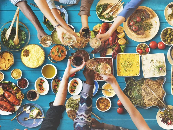 Amigos comiendo para la mesa grande — Foto de Stock