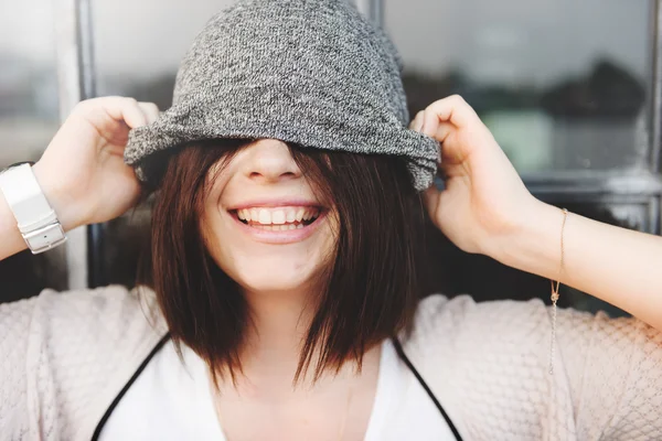 Chica en sombrero gris — Foto de Stock