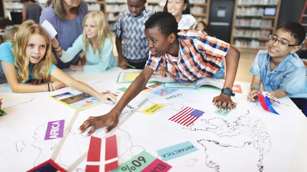 Schüler haben Unterricht in der Schule — Stockfoto