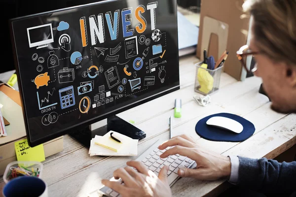Empresário com investimento em monitor — Fotografia de Stock