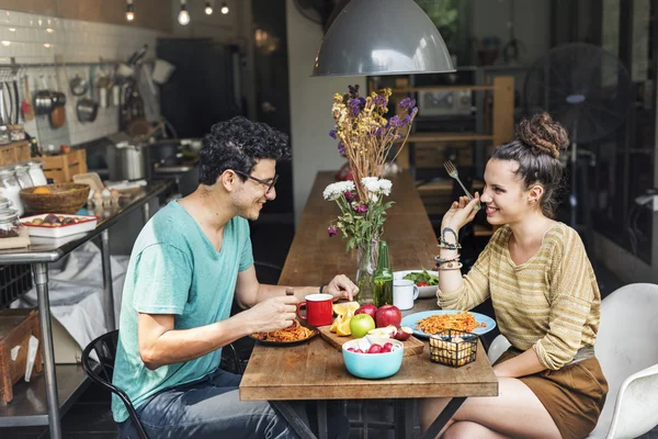 Casal Comer Alimentos — Fotografia de Stock