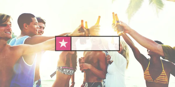 Mensen genieten van strand partij — Stockfoto