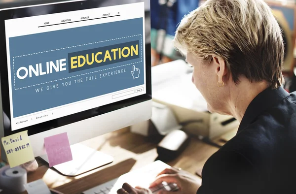 Femme d'affaires avec éducation en ligne sur moniteur — Photo