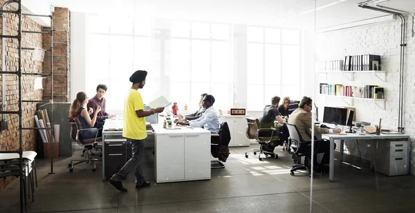 Ludzie biznesu pracujący w biurze — Zdjęcie stockowe