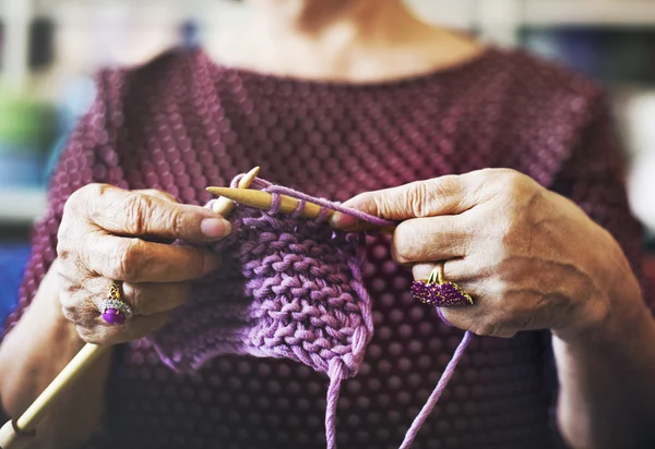 Elderly woman crocheting — Stock Photo, Image