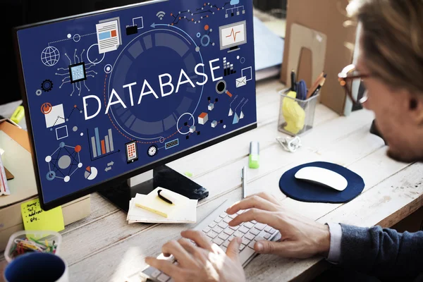 Uomo d'affari con database sul monitor — Foto Stock