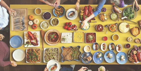 Amigos comiendo para la mesa grande —  Fotos de Stock