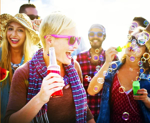 Amigos felices se divierten en verano — Foto de Stock