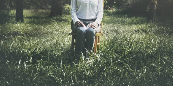 Femme d'affaires à l'extérieur assis — Photo