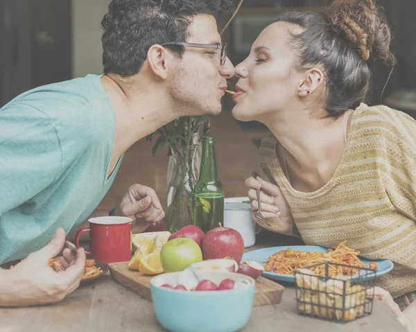 Casal Comer Alimentos — Fotografia de Stock