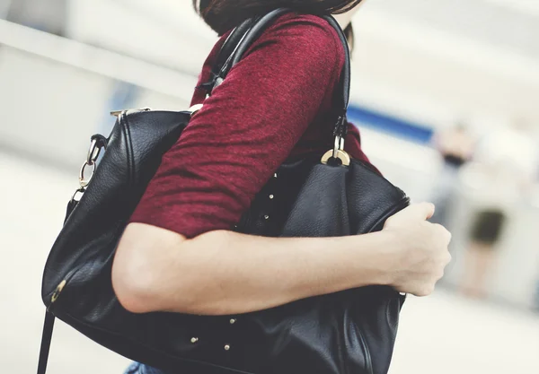 Žena s ležérní taška — Stock fotografie