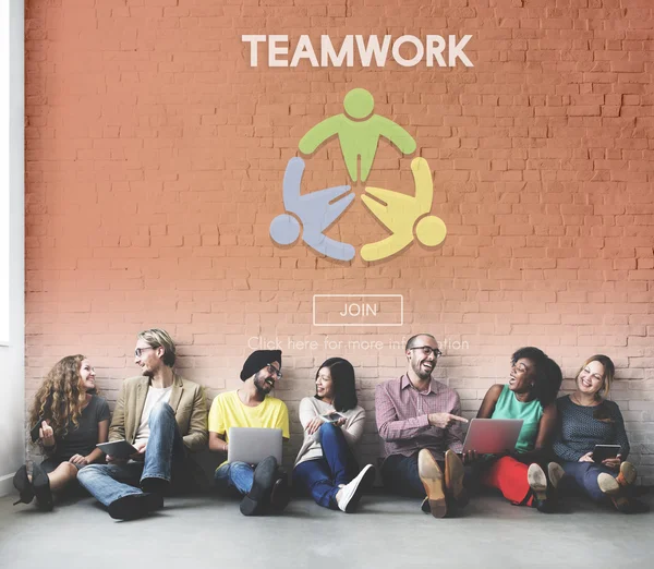 Diversidad de amigos cerca de la pared con el trabajo en equipo —  Fotos de Stock