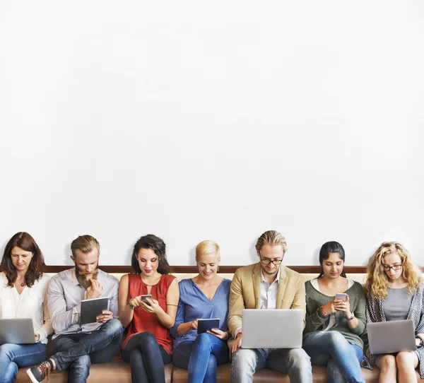 Diversiteit mensen met digitale apparaten — Stockfoto