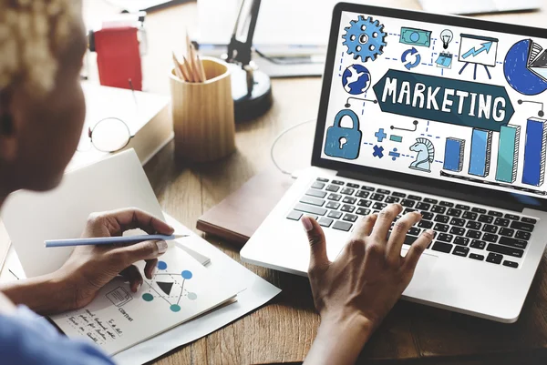 Woman working on laptop with marketing — Stock Photo, Image