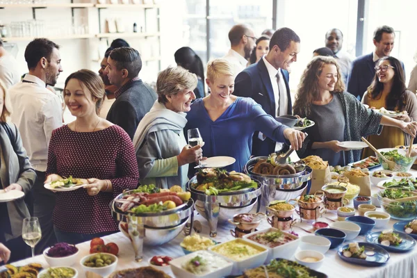 Pessoas com copos e pratos — Fotografia de Stock