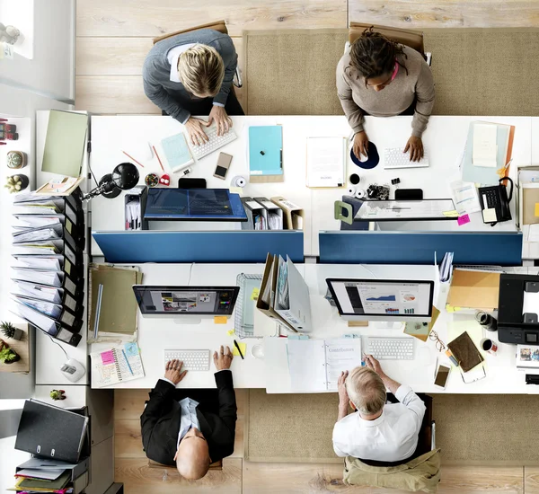 Gente de negocios trabajando en computadoras — Foto de Stock