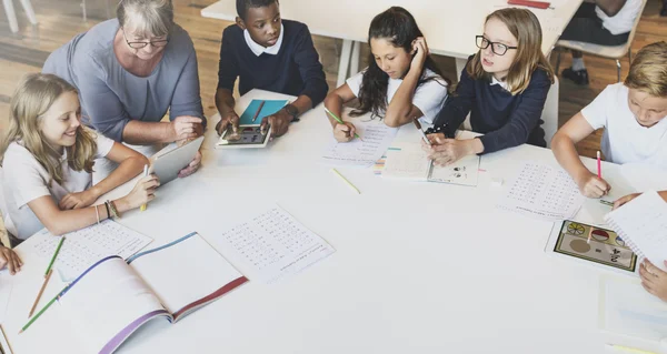 Kinderen die studeren in de bibliotheek — Stockfoto