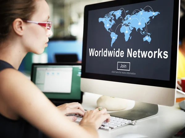 Ordenador con Worldwide Networks en monitor —  Fotos de Stock