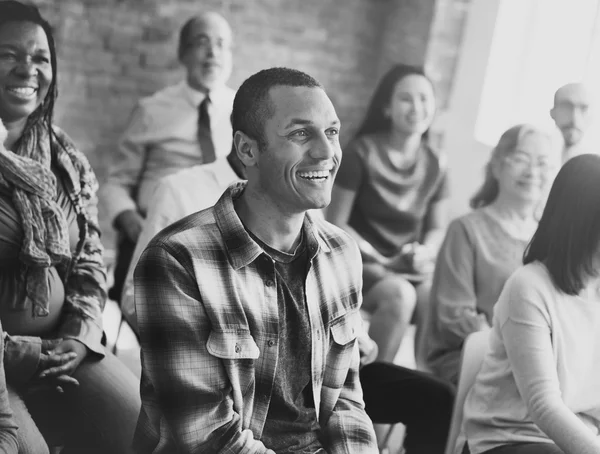 Diversiteit mensen tijdens vergadering — Stockfoto