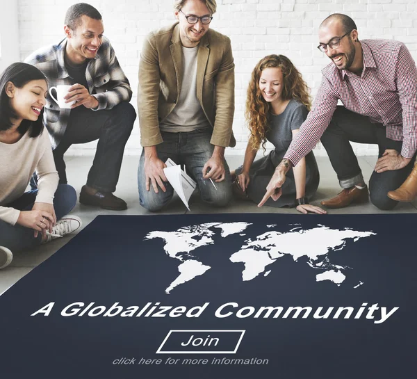 Ontwerpers werken met poster en geglobaliseerd Gemeenschap — Stockfoto