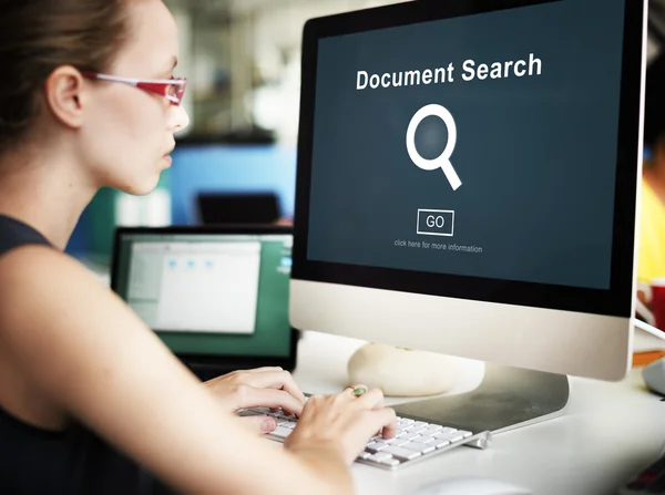 Ordenador con búsqueda de documentos en el monitor —  Fotos de Stock