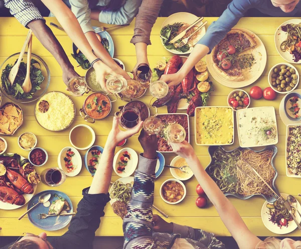 Amigos comiendo para la mesa grande —  Fotos de Stock