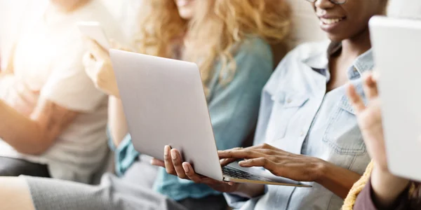 Diversiteit mensen digitale apparaten — Stockfoto