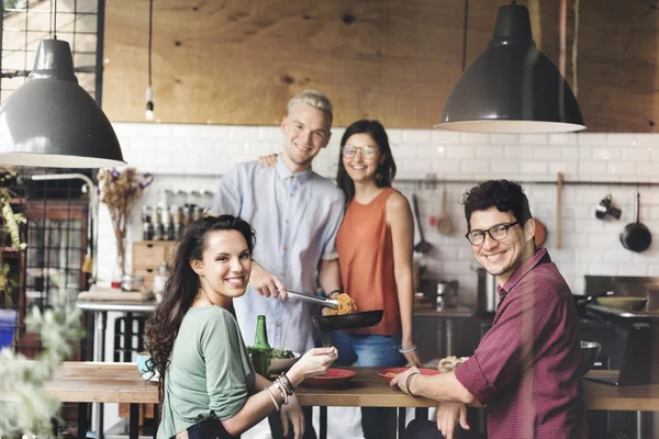 Amigos juntos na cozinha — Fotografia de Stock