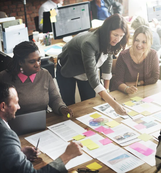 Business people discussing — Stock Photo, Image