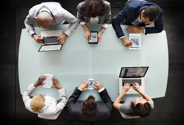 Geschäftsleute bei Meetings und digitalen Geräten — Stockfoto