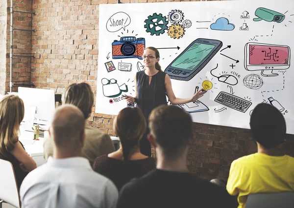 Menschen auf Konferenz mit digitalen Geräten — Stockfoto