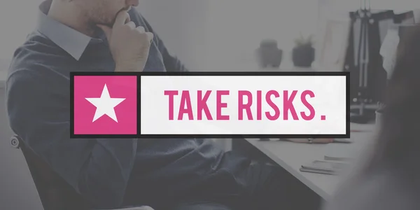 Podnikatel si s textem podstupovat rizika — Stock fotografie