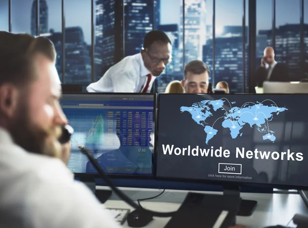 Mensen uit het bedrijfsleven werken en wereldwijde netwerken — Stockfoto