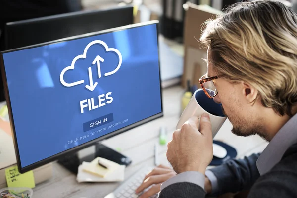 Monitörde dosyaları ile işadamı — Stok fotoğraf