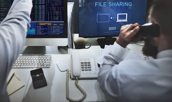 工作的商务人士和文件共享 — 图库照片