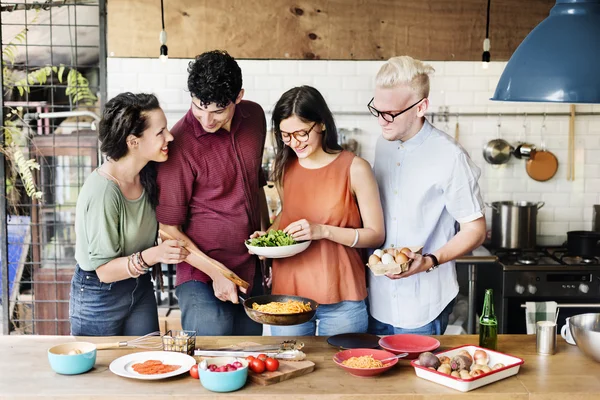 Amigos cozinhar na cozinha — Fotografia de Stock