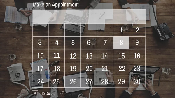 Mensen uit het bedrijfsleven tijdens bijeenkomst en kalender — Stockfoto