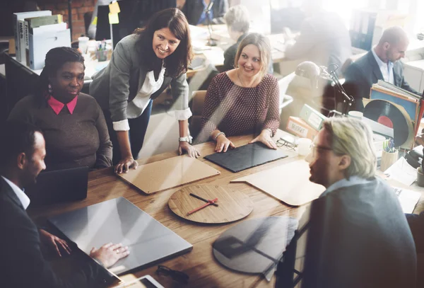 Geschäftsteam arbeitet — Stockfoto