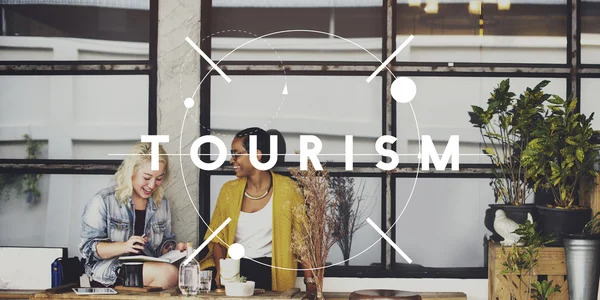 Kvinnor sitter nära café och turism — Stockfoto