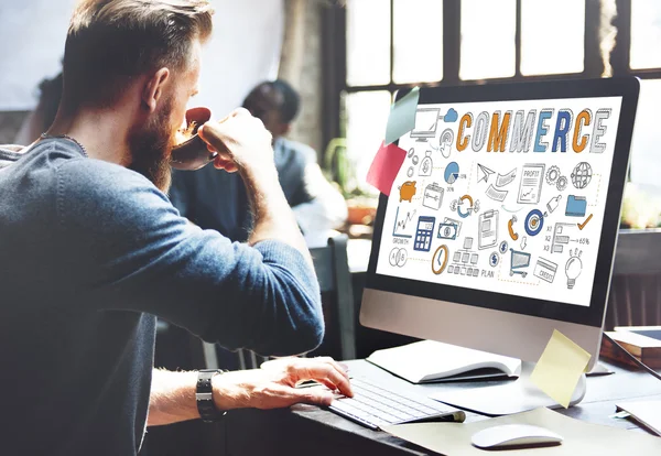 Empresário com computador no escritório — Fotografia de Stock