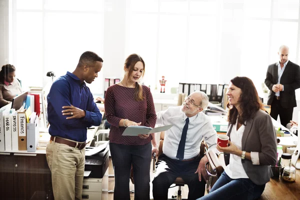 Geschäftsteam arbeitet — Stockfoto