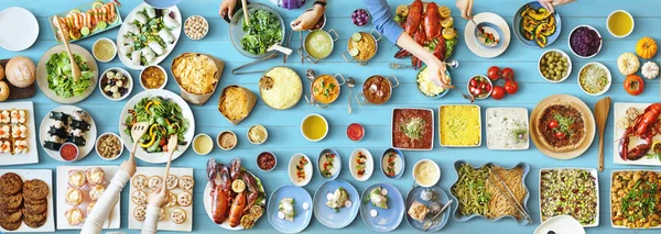 Amigos comiendo para la mesa grande — Foto de Stock