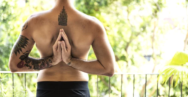 Mann praktiziert Pose Yoga — Stockfoto