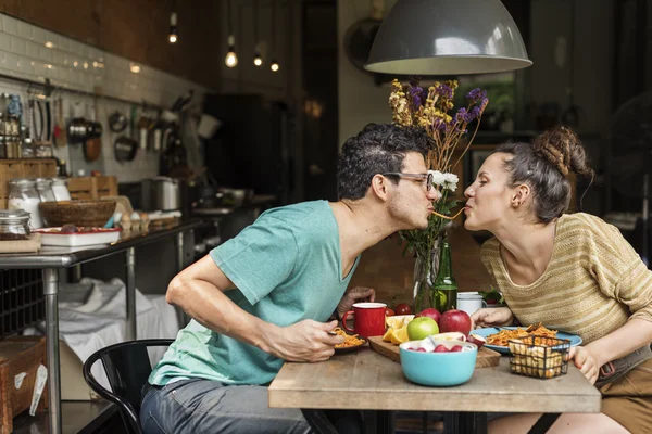 Paar isst Essen — Stockfoto