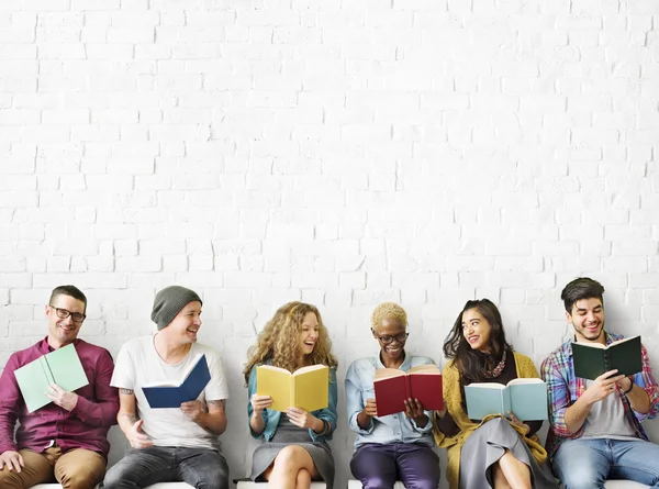 Diversiteit mensen met boeken — Stockfoto