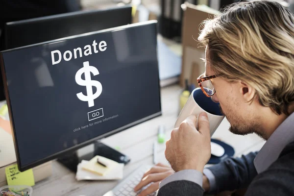 Hombre de negocios con donar en monitor —  Fotos de Stock