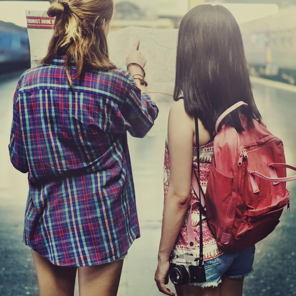 Dívky cestovatelé a dobrodružství — Stock fotografie