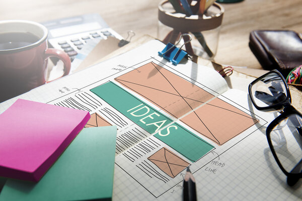 Оргтехника на деревянном столе
 